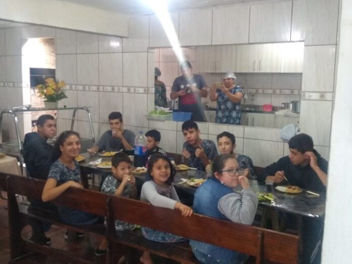 No salão social da Igreja, o grupo aniversariante confraternizou após o culto - Foto Divulgação