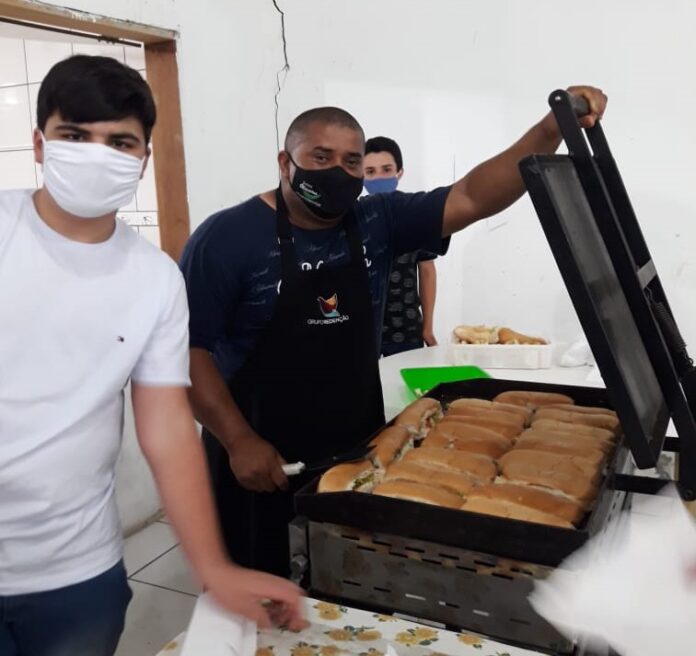 JOVENS DE SÃO CRISTÓVÃO PROMOVEM O “HOT DOG MISSIONÁRIO” E ARRECADAM FUNDOS PARA CONGRESSO