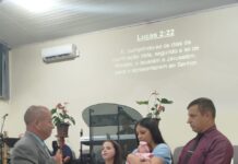 Graça Sophia, filha do casal evangelista Joel Siefert e sua esposa Daniela, é apresentada ao Senhor na IBC Capão do Leão