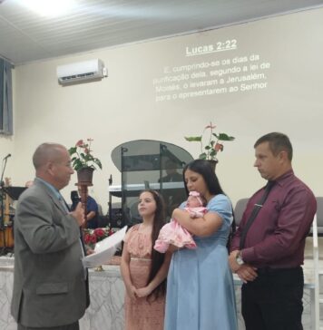 Graça Sophia, filha do casal evangelista Joel Siefert e sua esposa Daniela, é apresentada ao Senhor na IBC Capão do Leão