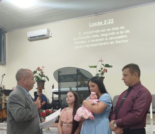 Graça Sophia, filha do casal evangelista Joel Siefert e sua esposa Daniela, é apresentada ao Senhor na IBC Capão do Leão