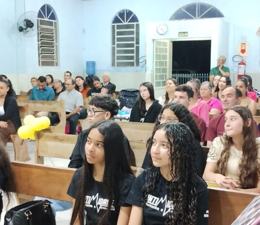 Jovens celebram o 10º Congresso do Grupo Quemuel na IBC Eldorado do Sul