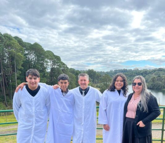 Três vidas testemunham sua fé por meio do batismo nas águas realizado pela Igreja Batista Conservadora Betel de Caxias do Sul.