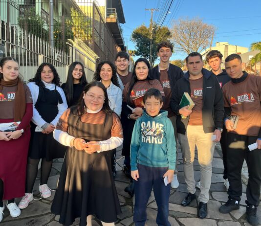 Mocidade da IBC Betel de Caxias do Sul promove ação evangelística e programação para os pais