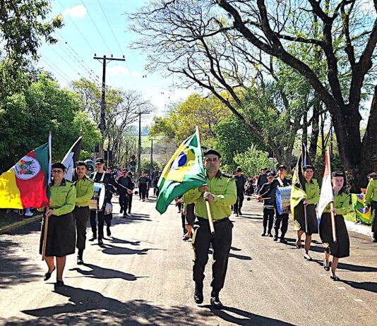 Grupo Guerreiros de Cristo participa de desfile no bairro Modelo, em Ijuí
