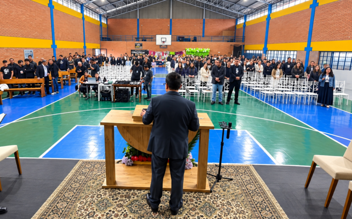 Culto no Ginásio com Congregação Reunida